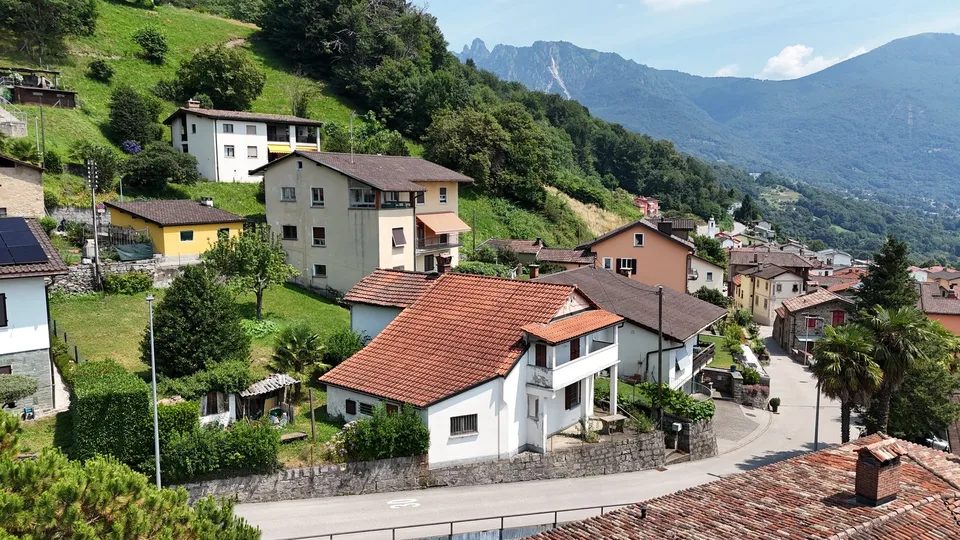 Terreno edificabile con bella vista e soleggiato, casa esistente da demolire
