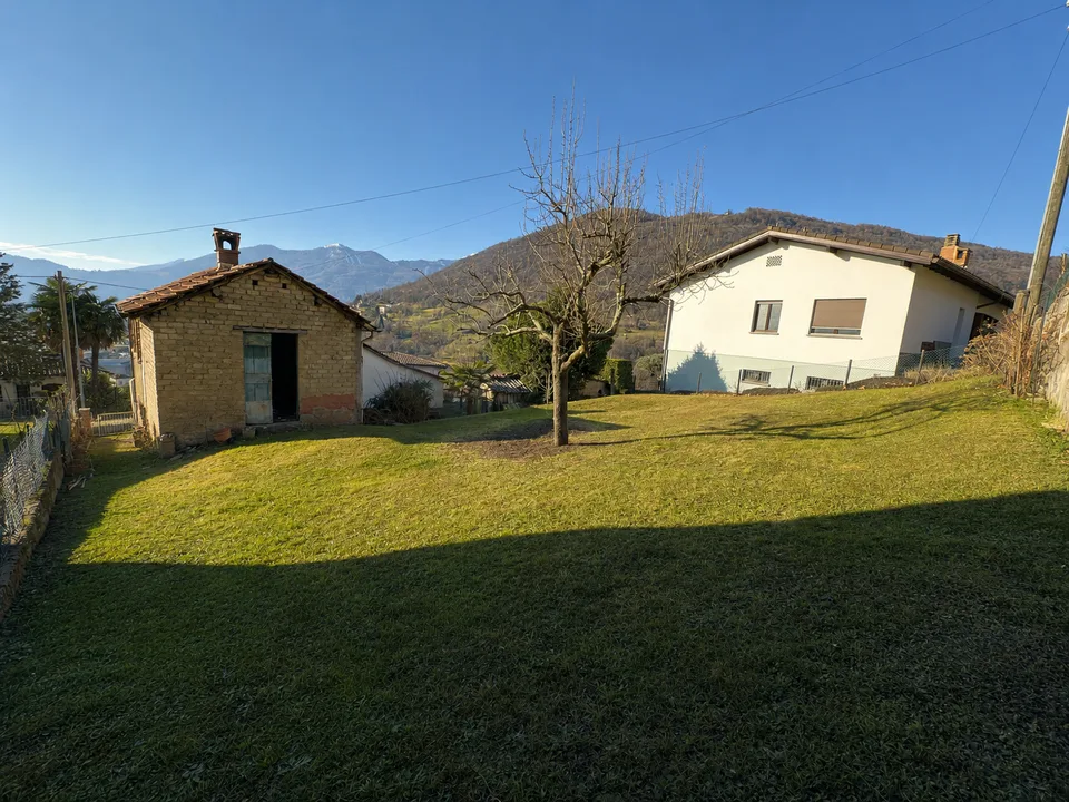 Terreno edificabile con bella vista e soleggiato, casa esistente da demolire