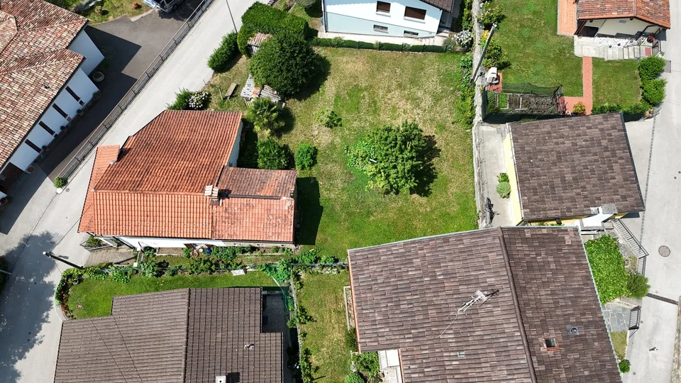 Terreno edificabile con bella vista e soleggiato, casa esistente da demolire