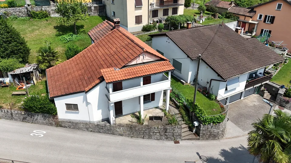 Terreno edificabile con bella vista e soleggiato, casa esistente da demolire