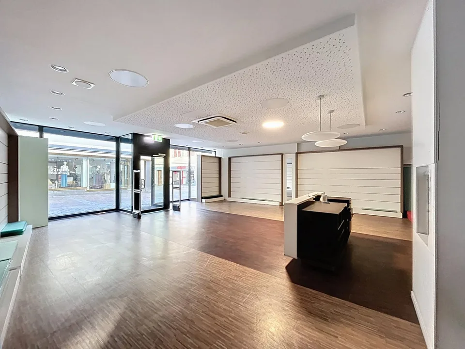 Lokal im Zentrum von Sion - Große modulare Flächen