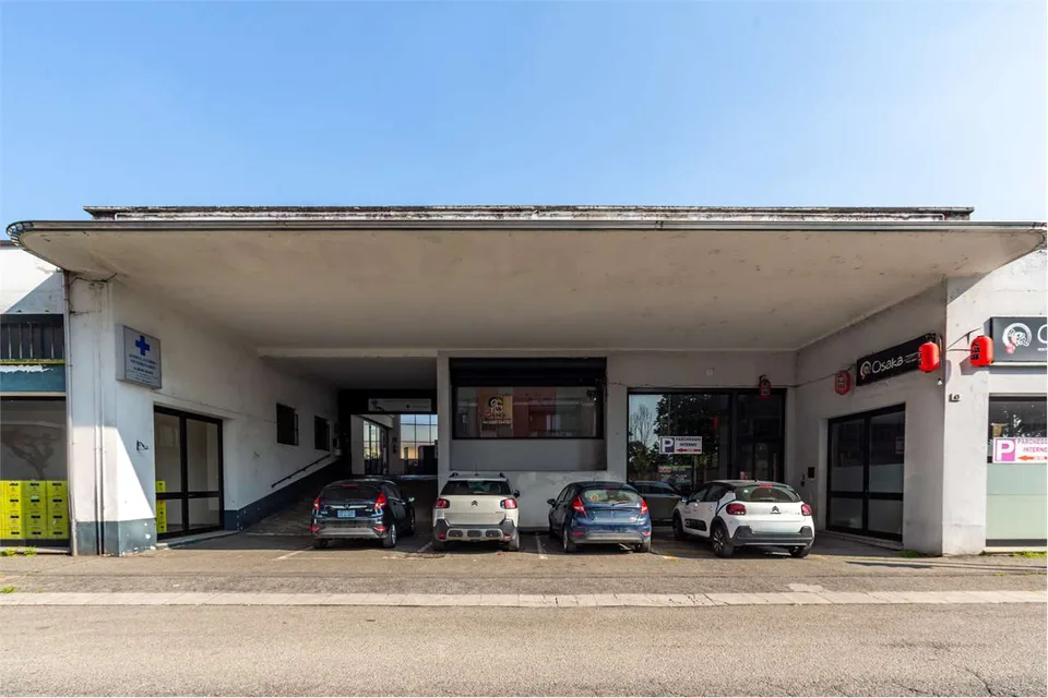 VENDESI LOCALE COMMERCIALE