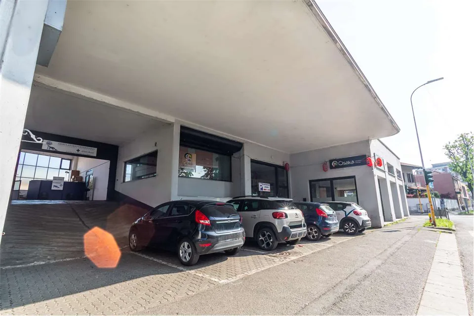 VENDESI LOCALE COMMERCIALE