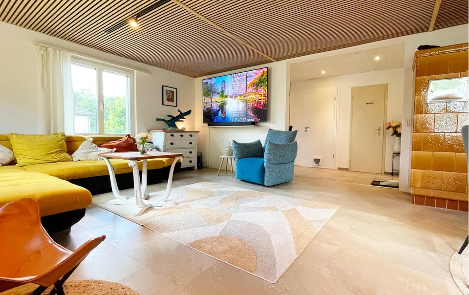 Casa unifamiliare climatizzata con ampio ambiente, casetta da giardino e garage, in una posizione tranquilla a Niederlenz