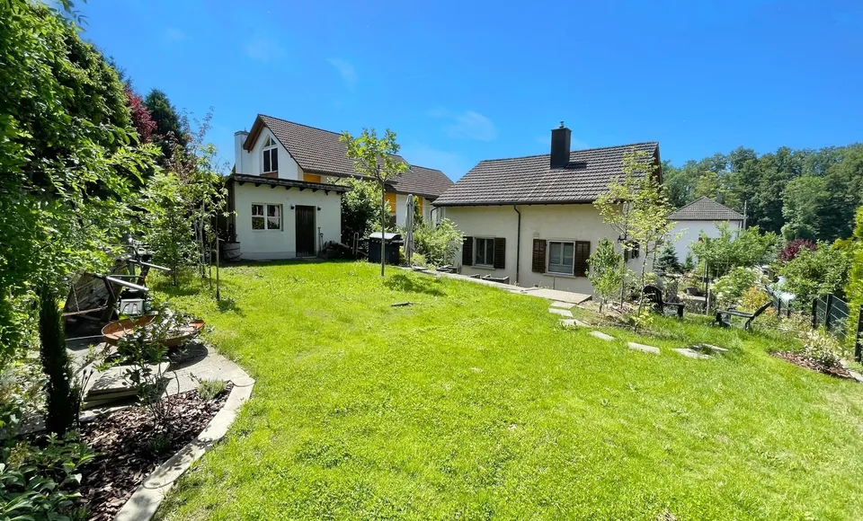 Casa unifamiliare climatizzata con ampio ambiente, casetta da giardino e garage, in una posizione tranquilla a Niederlenz