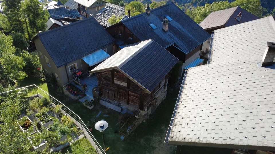 Terrain idyllique avec étable aménageable dans un emplacement ensoleillé
