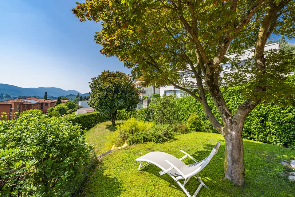 Elegante villa con giardino in posizione strategica