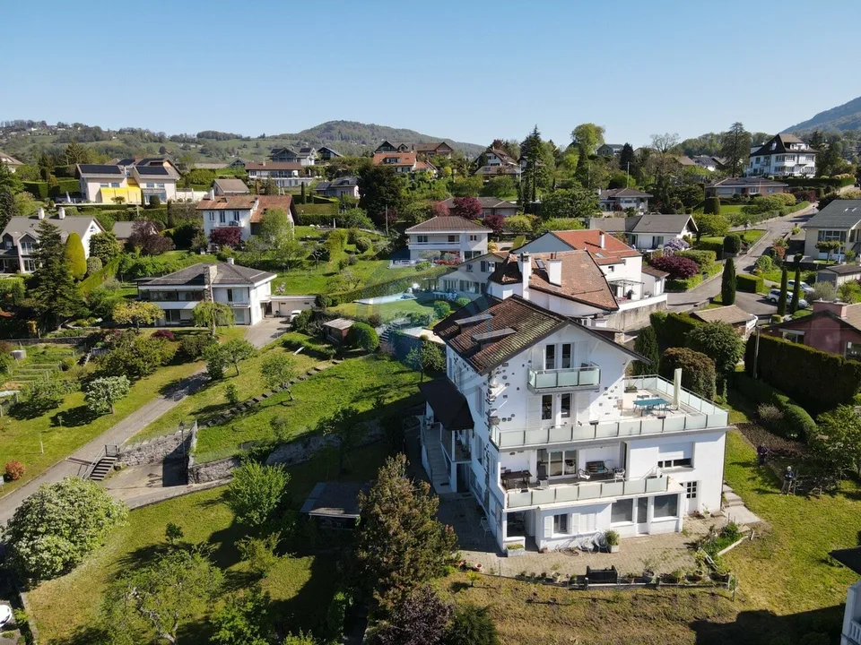 SUPERBE PROPRIÉTÉ MULTIFAMILIALE DE 4 LOGEMENTS AVEC VUE IMPRENABLE SUR LE LAC