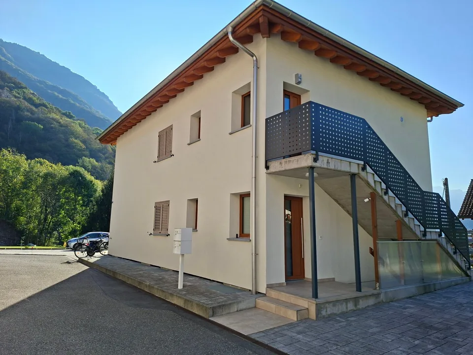 Casa bifamiliare con vista sul Bellinzonese e Claro