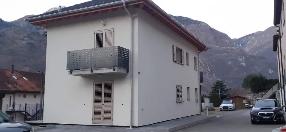 Casa bifamiliare con vista sul Bellinzonese e Claro