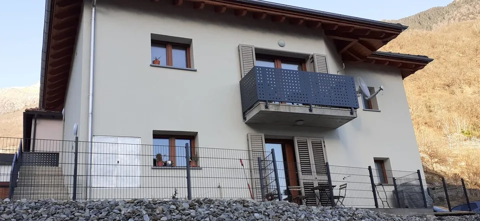 Casa bifamiliare con vista sul Bellinzonese e Claro