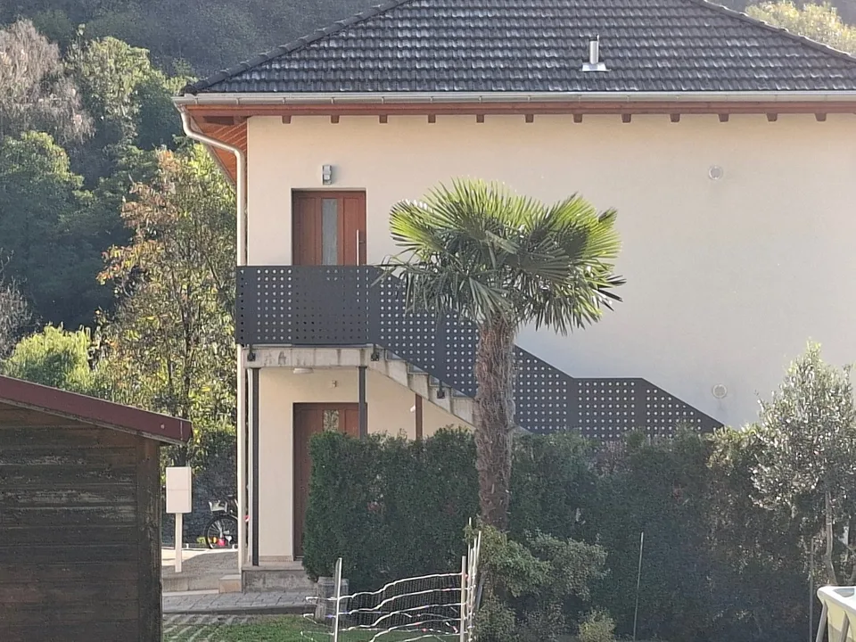 Casa bifamiliare con vista sul Bellinzonese e Claro