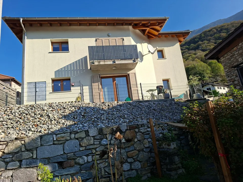 Casa bifamiliare con vista sul Bellinzonese e Claro