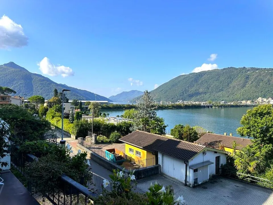 Zweitwohnsitz – Elegantes, angebautes Haus direkt am See in Bissone