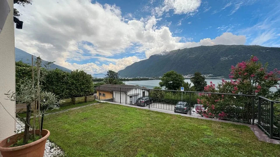 Résidence secondaire – Maison élégante, attenante, directement sur le lac à Bissone