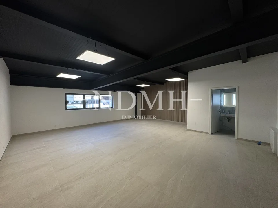 Helles und modulares Gewerbeobjekt in Gewerbezone