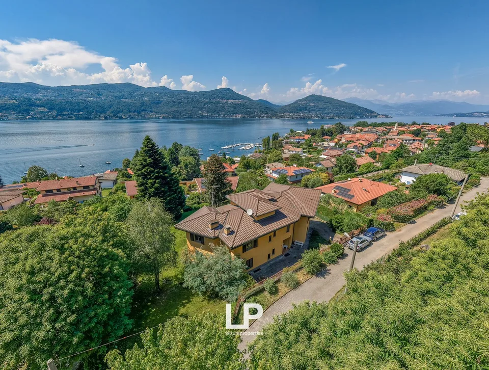 Villa indipendente con vista panoramica sul Lago Maggiore a Ranco – foto 10 di 13