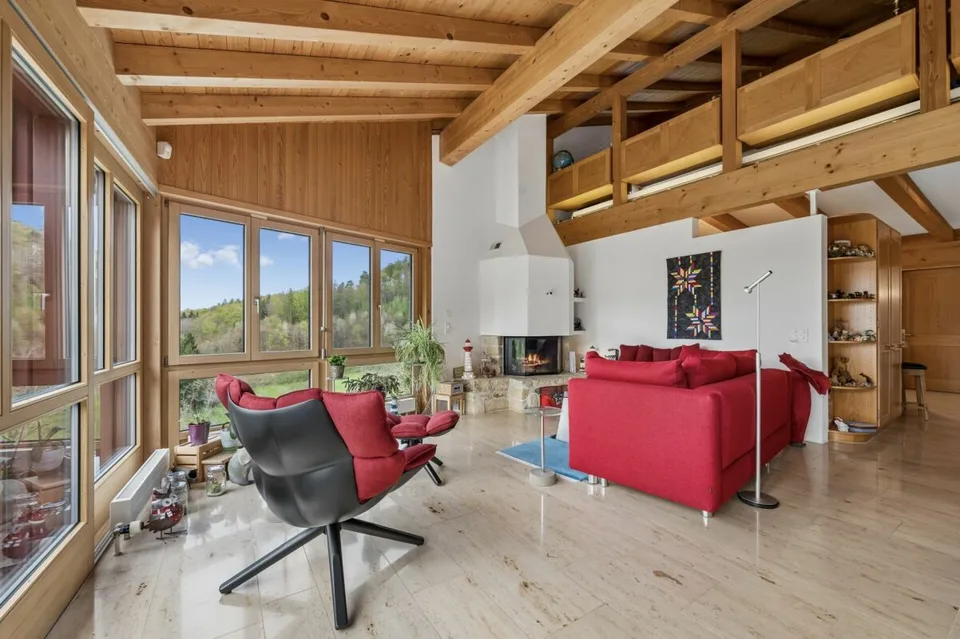 Casa multifamiliare versatile con tre unità e casa unifamiliare annessa con piscina