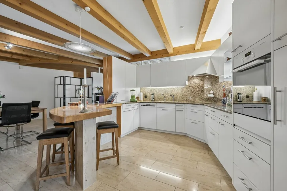 Casa multifamiliare versatile con tre unità e casa unifamiliare annessa con piscina