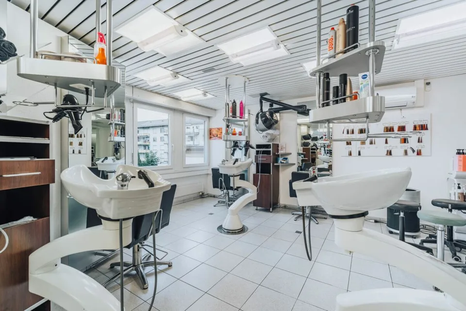 Coiffure-Salon (Gewerberaum) 108m2 mit zwei Nebenräumen à 32m2 zu vermieten