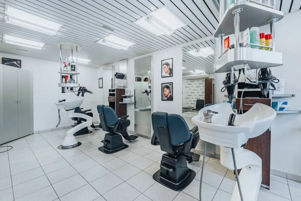 Coiffure-Salon (Gewerberaum) 108m2 mit zwei Nebenräumen à 32m2 zu vermieten