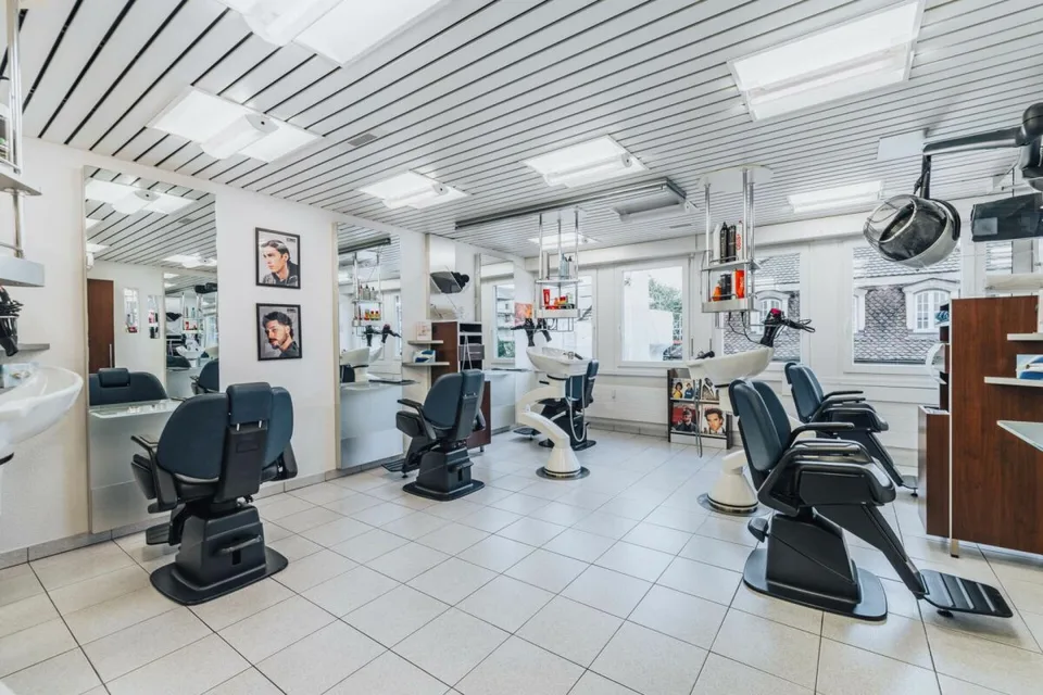 Coiffure-Salon (Gewerberaum) 108m2 mit zwei Nebenräumen à 32m2 zu vermieten