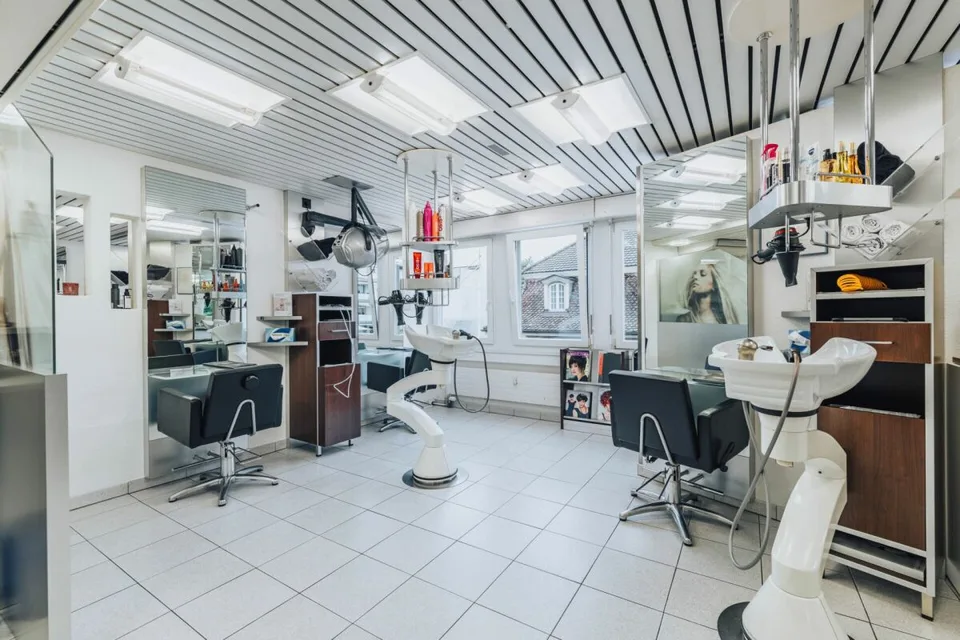 Coiffure-Salon (Gewerberaum) 108m2 mit zwei Nebenräumen à 32m2 zu vermieten