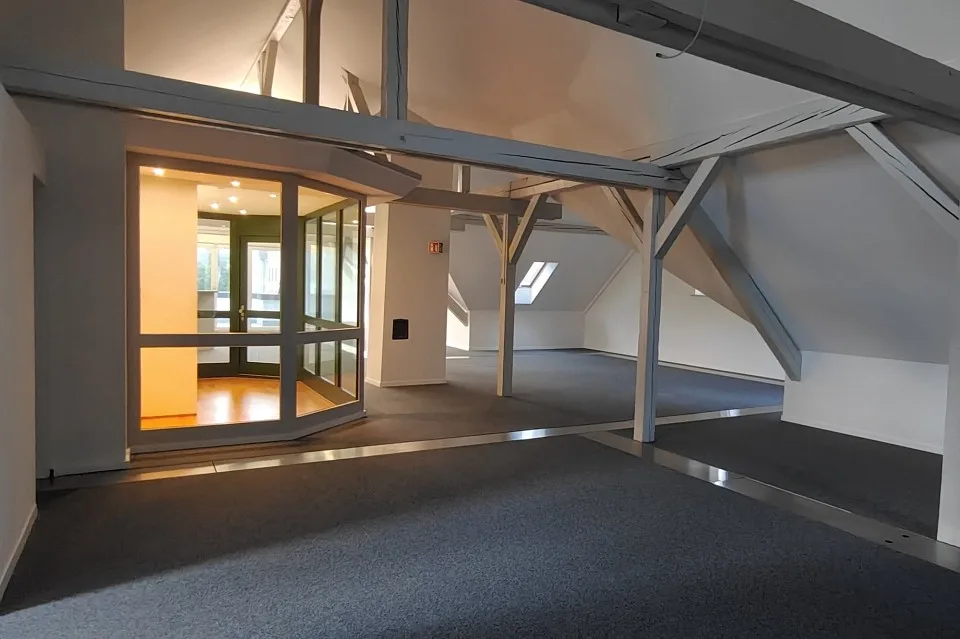 Vielseitig nutzbare Büro- oder Praxisflächen in repräsentativem Gebäude zu vermieten! – Foto 7 von 12