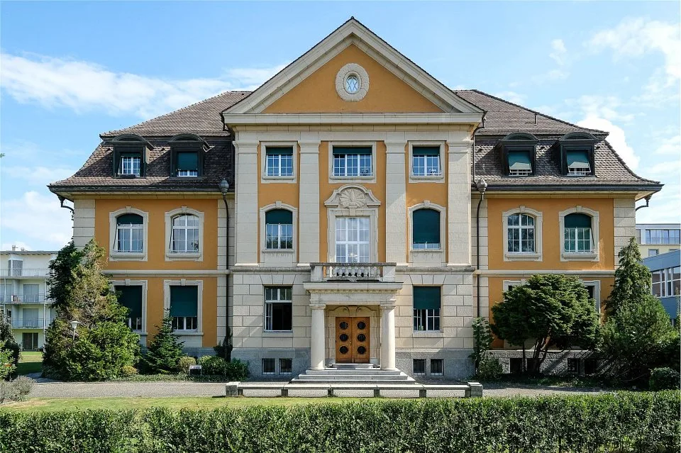 Vielseitig nutzbare Büro- oder Praxisflächen in repräsentativem Gebäude zu vermieten!