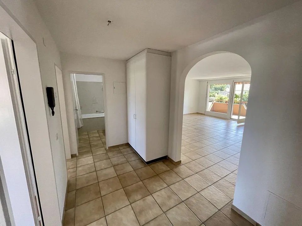 Grosse 3 1/2-Zimmerwohnung, 1. Stock links