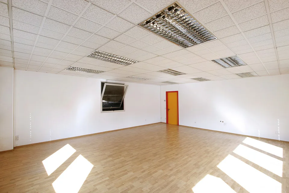 LUGANO NORD/LAMONE - GRAND ET LUMINEUX BUREAU À LOUER (ref. 013)