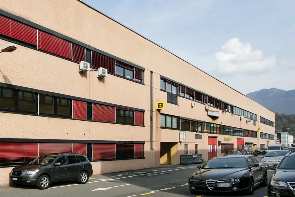 LUGANO NORD/LAMONE - GRAND ET LUMINEUX BUREAU À LOUER (ref. 013)