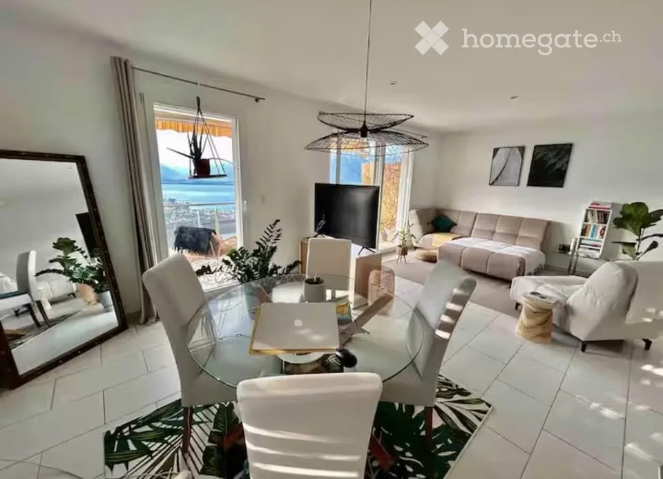 Meraviglioso appartamento arredato con vista sul lago e le montagne