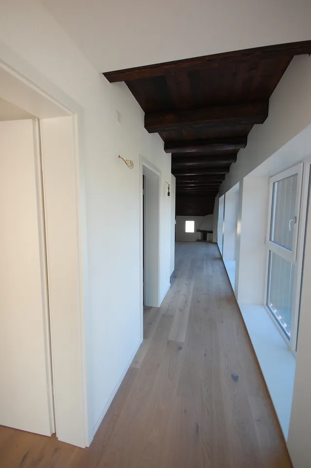 Superbe appartement de 4 pièces dans une ancienne ferme à Develier, disponible dès le 1er octobre.