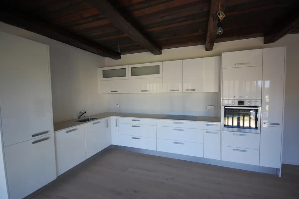 Superbe appartement de 4 pièces dans une ancienne ferme à Develier, disponible dès le 1er octobre.
