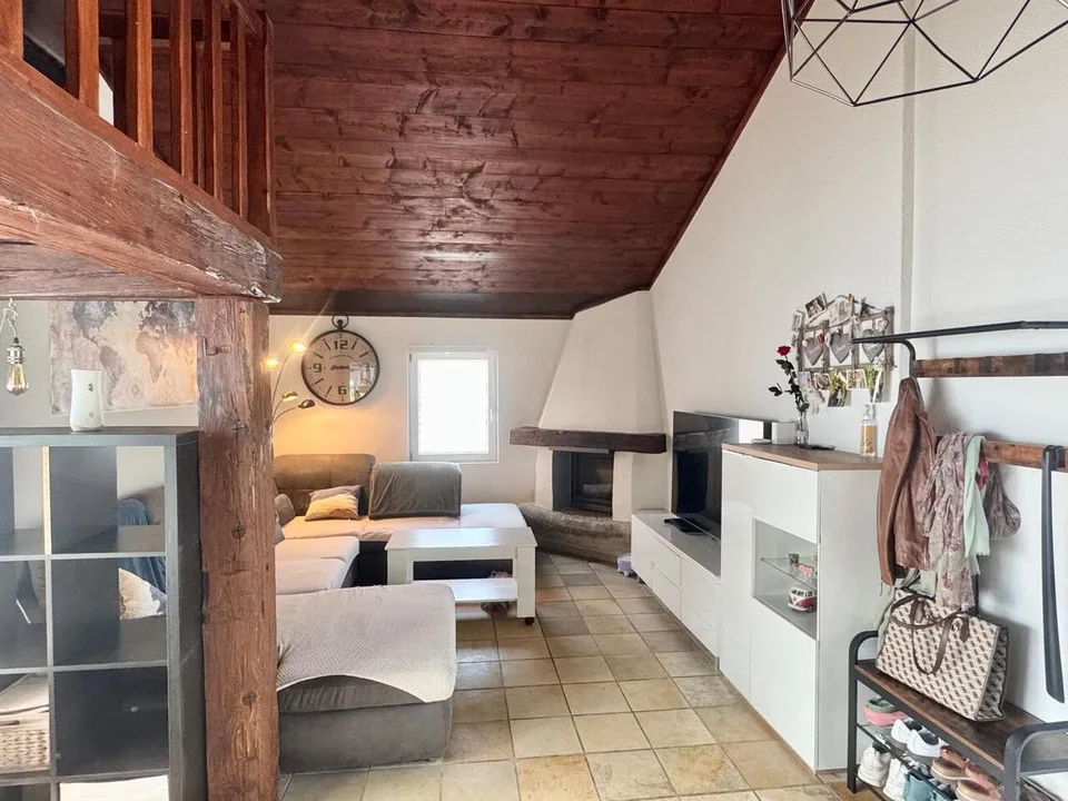 Superbe appartement de 4 pièces dans une ancienne ferme à Develier, disponible dès le 1er octobre.