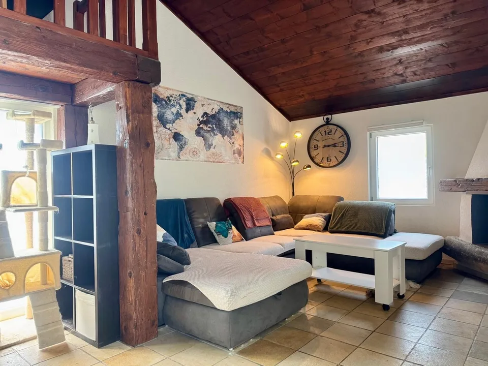 Superbe appartement de 4 pièces dans une ancienne ferme à Develier, disponible dès le 1er octobre.