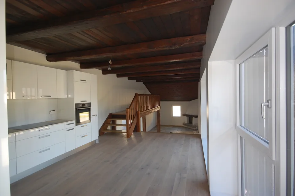 Superbe appartement de 4 pièces dans une ancienne ferme à Develier, disponible dès le 1er octobre.
