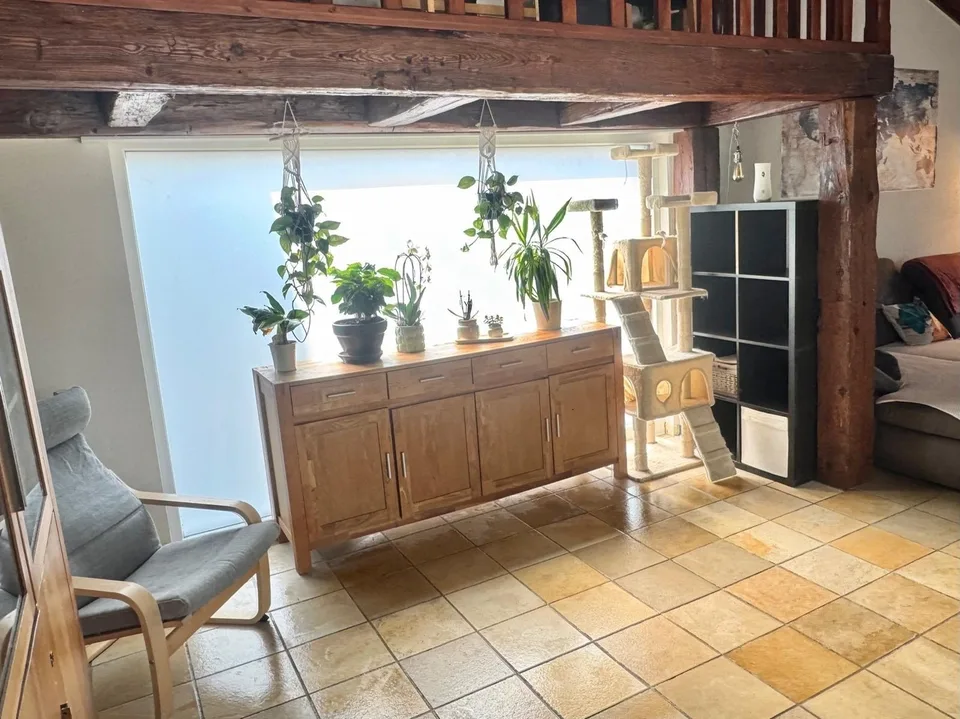 Superbe appartement de 4 pièces dans une ancienne ferme à Develier, disponible dès le 1er octobre.