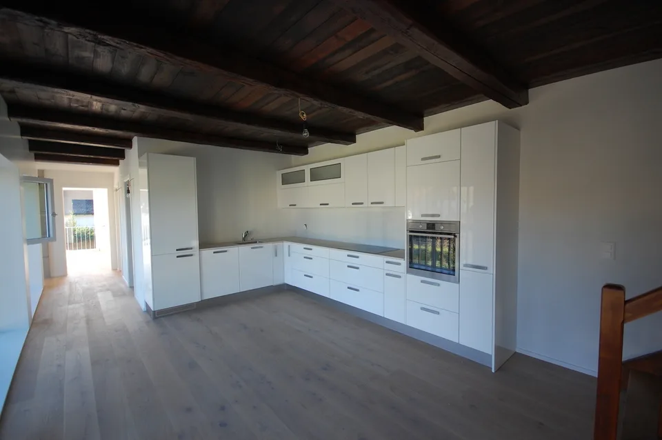 Superbe appartement de 4 pièces dans une ancienne ferme à Develier, disponible dès le 1er octobre.