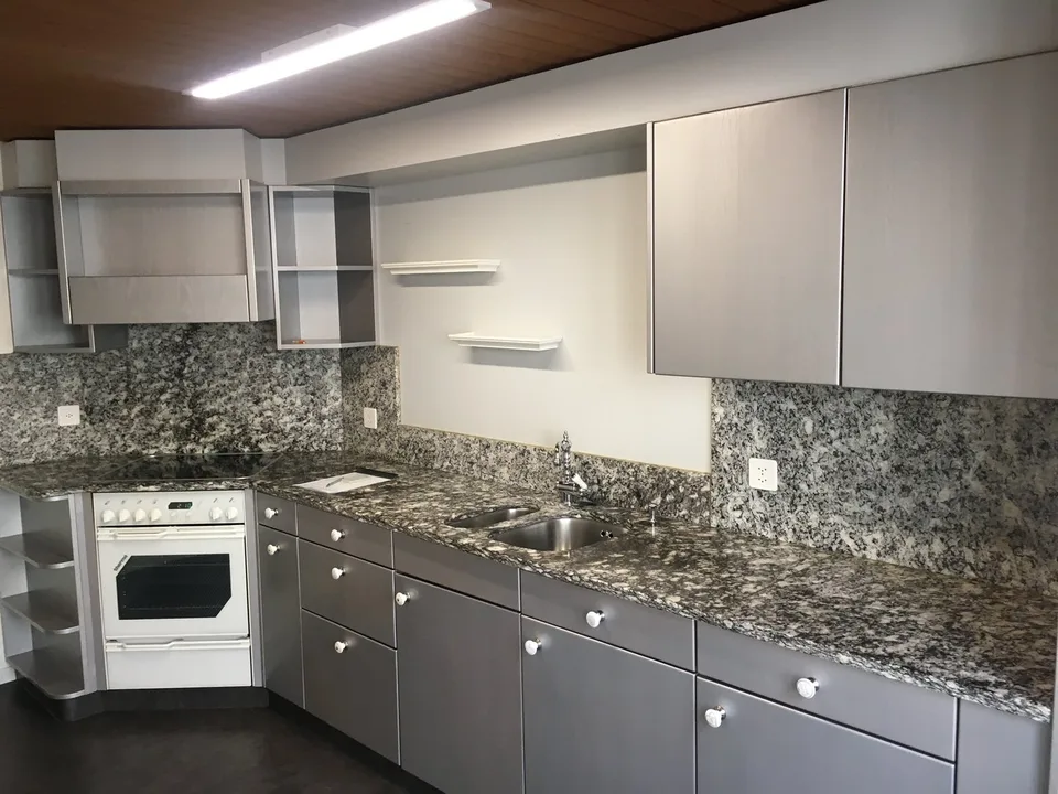 Heimelige 3,5-Zimmer- Altbauwohnung mit Parkplatz und grossem Sitzplatz