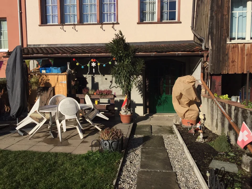 Heimelige 3,5-Zimmer- Altbauwohnung mit Parkplatz und grossem Sitzplatz