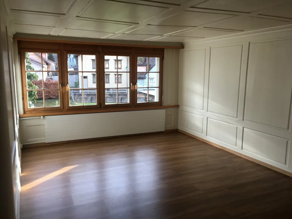 Heimelige 3,5-Zimmer- Altbauwohnung mit Parkplatz und grossem Sitzplatz