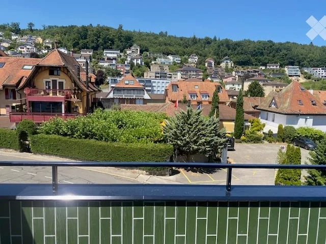 Appartements neufs de 2.5 pièces avec deux balcons à Peseux/NE, parking inclus.