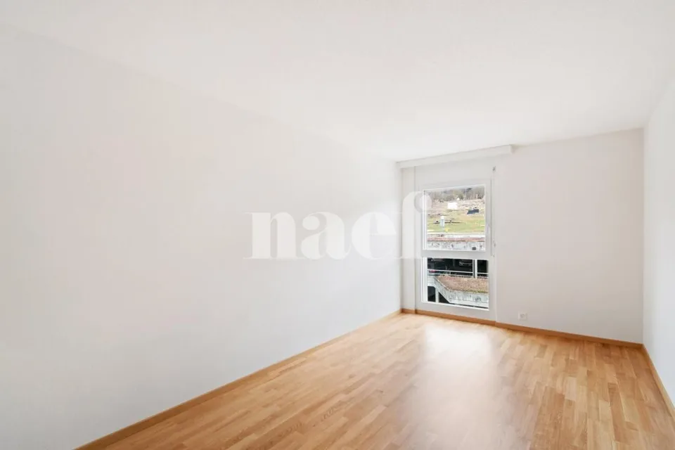 Sulle alture di Neuchâtel, appartamento di 4.5 locali al 4° piano