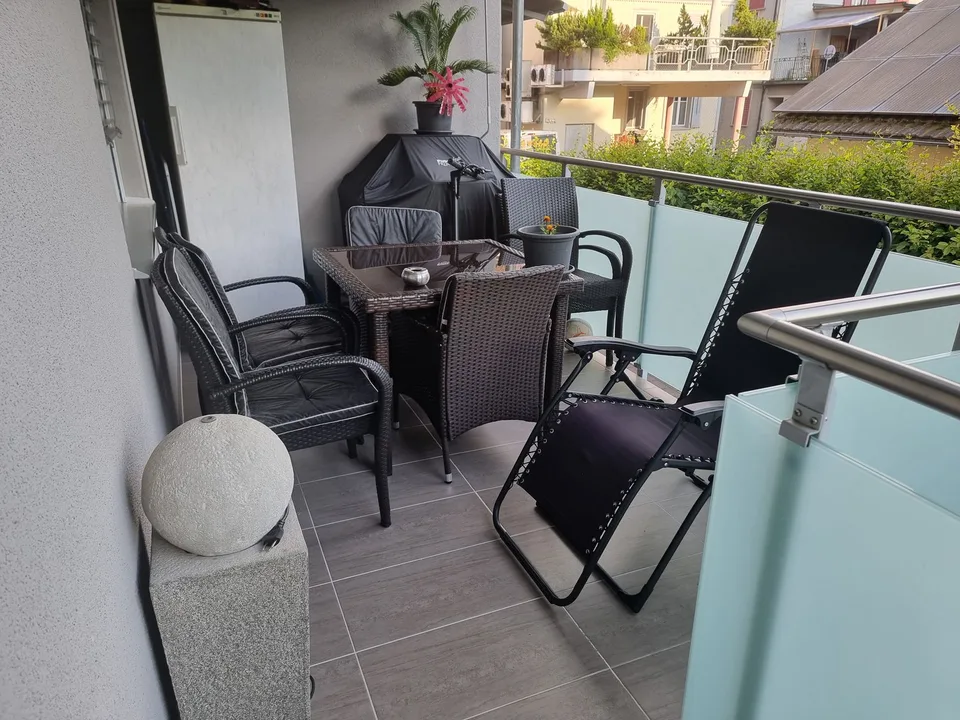 Helle 4.5-Zimmer-Wohnung mit zwei Balkonen an ruhiger Lage