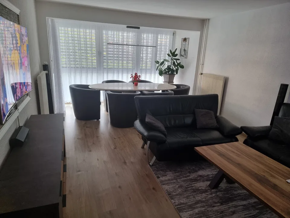Helle 4.5-Zimmer-Wohnung mit zwei Balkonen an ruhiger Lage