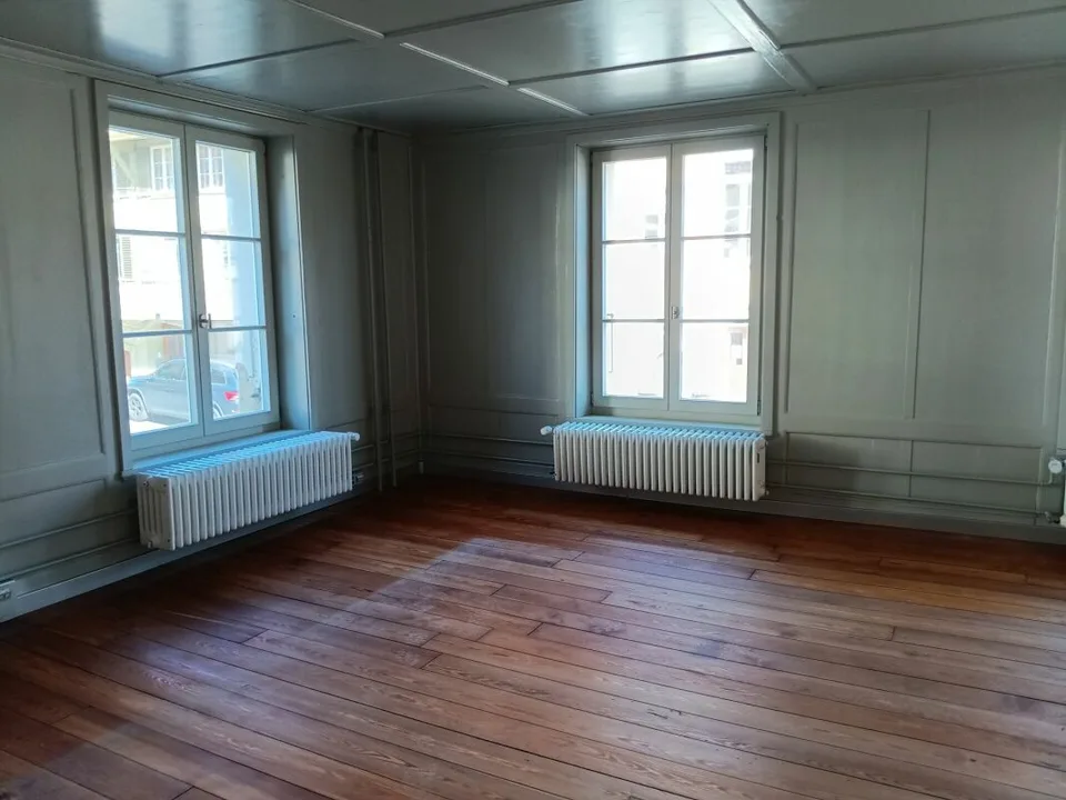 Neue, moderne Büros oder Praxisräume, in historischem GebäudeMitten im Zentrum von Schwarzenburg. Der Mietzins beinhaltet den gemeinsamen Aufenthaltsraum mit Küche, Garderobe, Waschen, Sanitäre A …