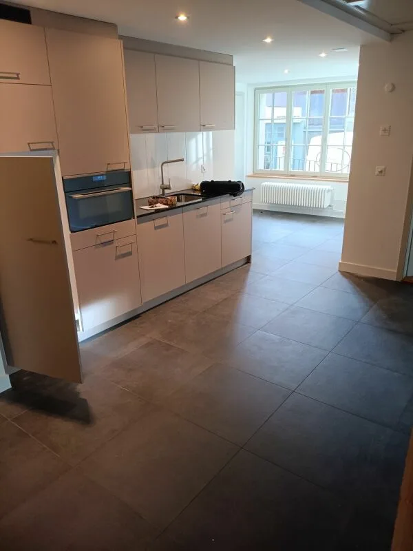 Neue, moderne Büros oder Praxisräume, in historischem GebäudeMitten im Zentrum von Schwarzenburg. Der Mietzins beinhaltet den gemeinsamen Aufenthaltsraum mit Küche, Garderobe, Waschen, Sanitäre A …