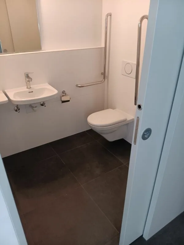 Neue, moderne Büros oder Praxisräume, in historischem GebäudeMitten im Zentrum von Schwarzenburg. Der Mietzins beinhaltet den gemeinsamen Aufenthaltsraum mit Küche, Garderobe, Waschen, Sanitäre A …